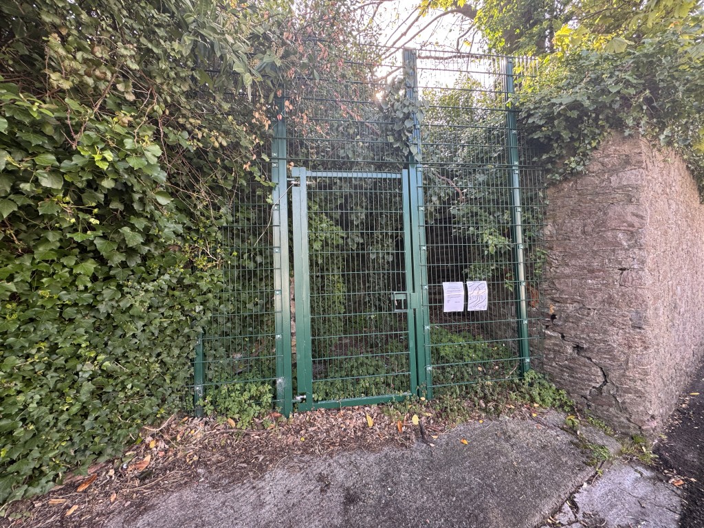 Lot: 20 - FREEHOLD LAND WITH DISUSED ICE HOUSE IN POPULAR LOCATION - Gate into area